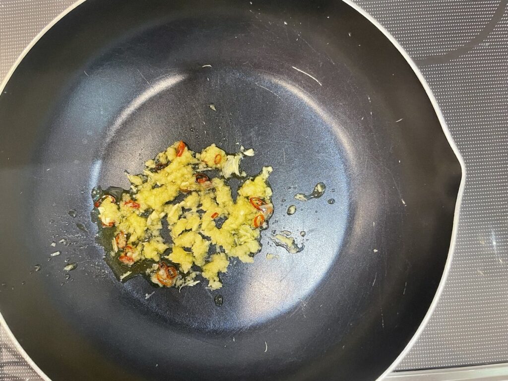 すりおろしにんにくと唐辛子を加熱中