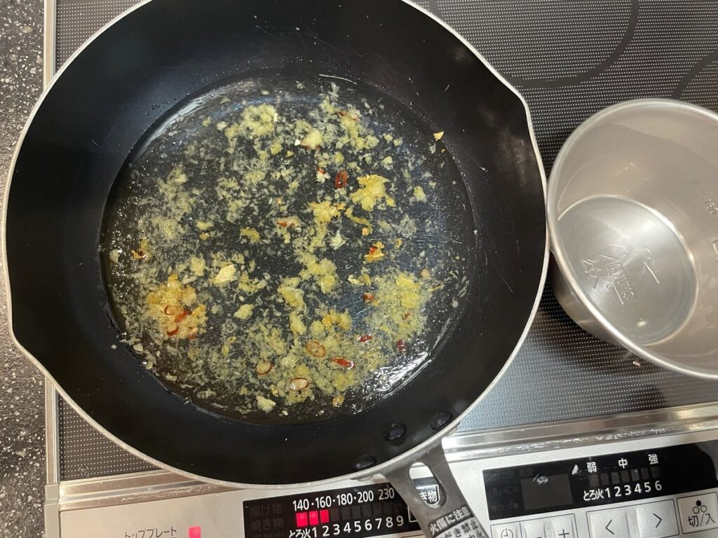 水を入れてゆでる準備
