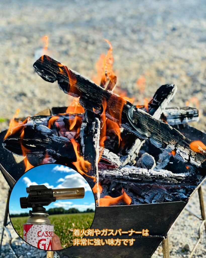 焚火台で薪を燃やしている様子と、CB缶に装着されたガスバーナーの写真。着火補助としての活用シーンを紹介する構成。