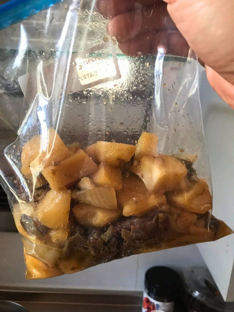 屋外でカセットコンロジップロックに入った煮物の仕込みセット