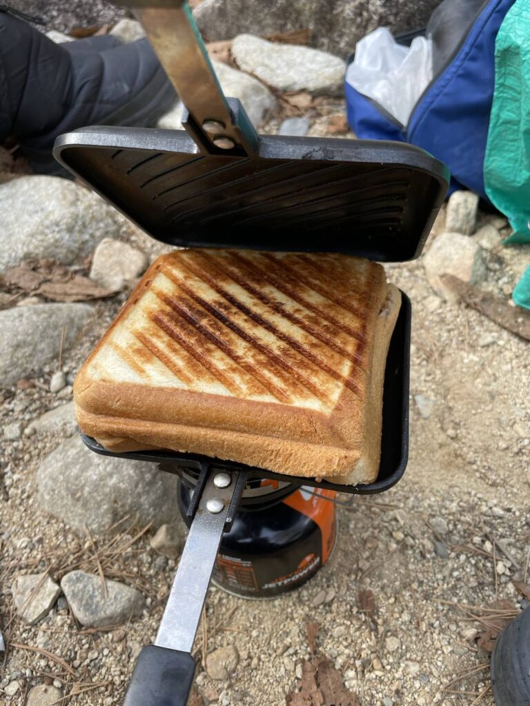 ホットサンドメーカーでこんがり焼かれる外ごはん用サンドイッチ
