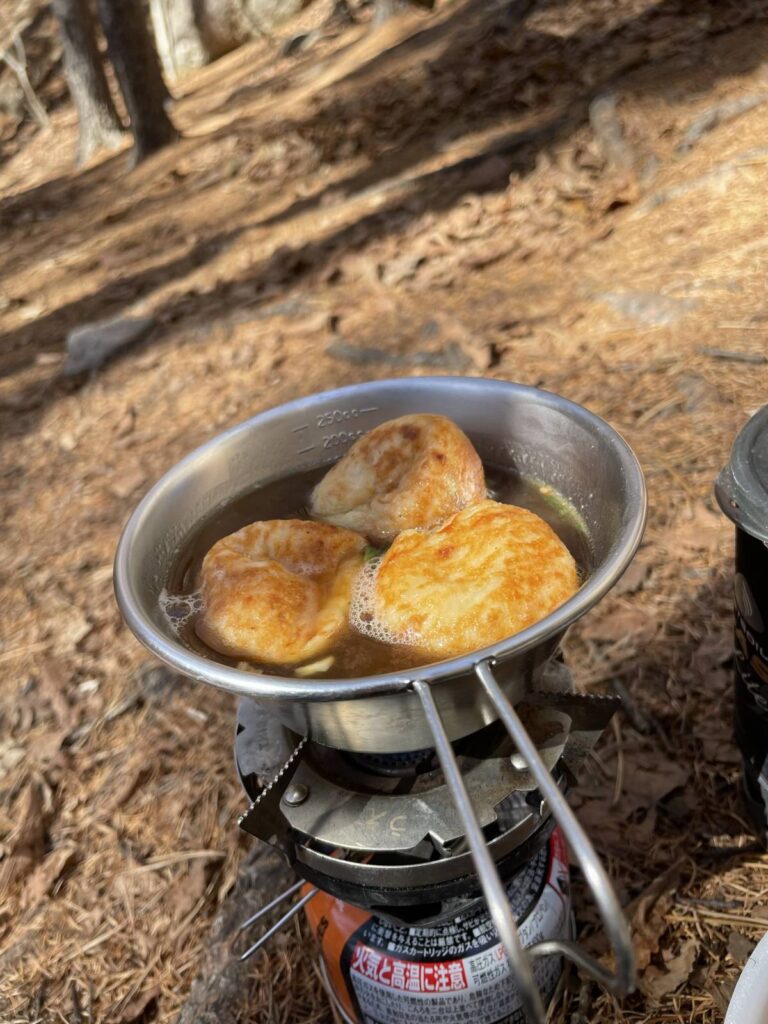 カップラーメンの残り汁で、シェラカップで煮込まれるスープたこ焼き