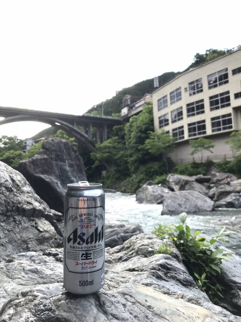 火を使わなくても楽しめる、外で飲むビール一杯が最高の外ごはんになる様子