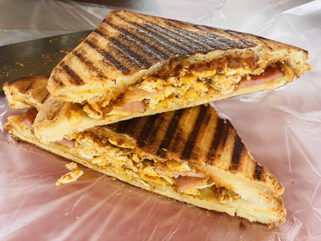 外で作ったホットサンドの断面、具だくさんで美味しそうな様子