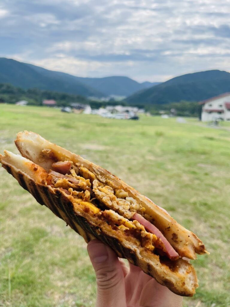 自然の景色を背景に持つホットサンド
