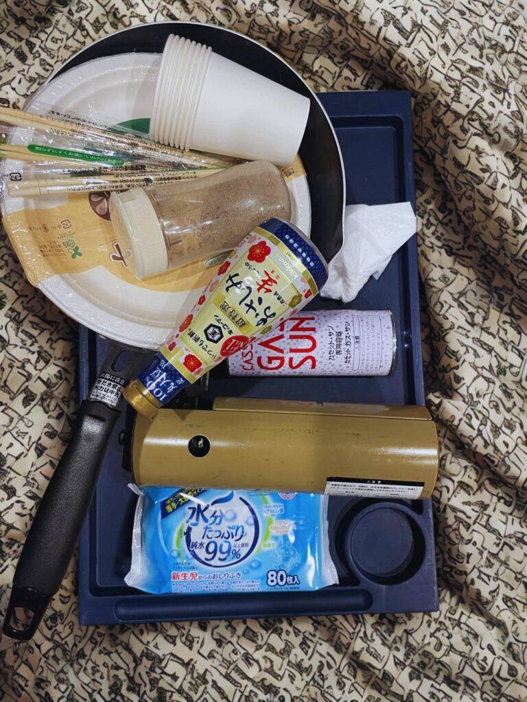 家にあるコンロやフライパン、使い捨て食器などシンプルな道具だけで外ごはんを楽しむ準備セット
