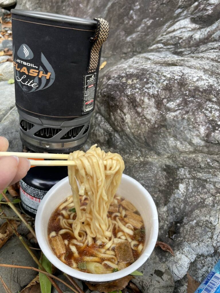 ジェットボイルを使って作ったカップ麺を外で食べる様子
