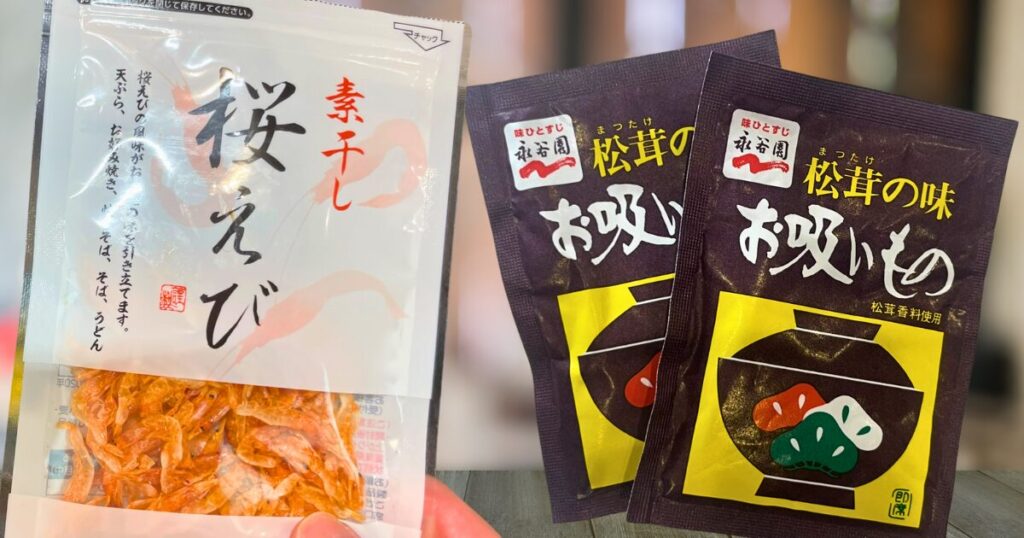 乾燥桜えびと永谷園の松茸風味お吸い物の素。和風ペペロンチーノに使ううま味素材。