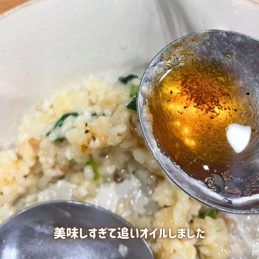 出来上がったリゾットに仕上げとしてエビオイルを追いがけする様子。海老の香りと旨味が一気に広がり、濃厚で贅沢な味わいに仕上げている。