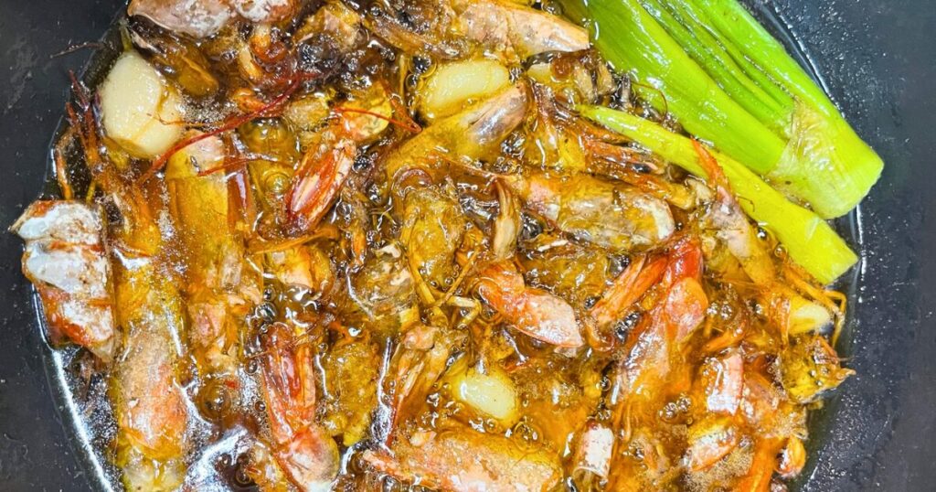 有頭エビの殻とにんにく、長ねぎをオリーブオイルでじっくり煮出した自家製エビオイル。海老の旨味が凝縮され、リゾットやパスタなど家庭料理を格上げする魔法の調味料。