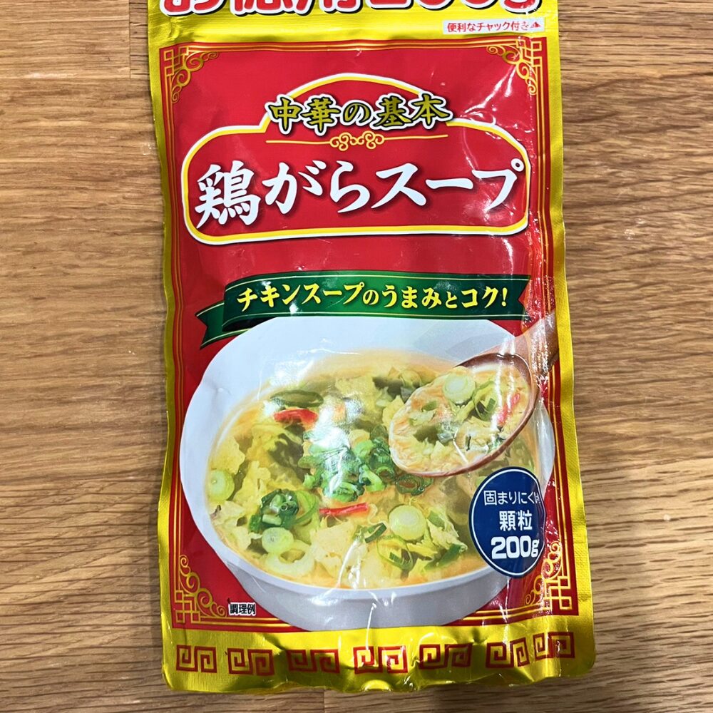 鶏がらスープの素のパッケージ写真。家庭でもキャンプでも使いやすく、エビオイルと組み合わせることでリゾットが簡単に本格的な味わいになる。