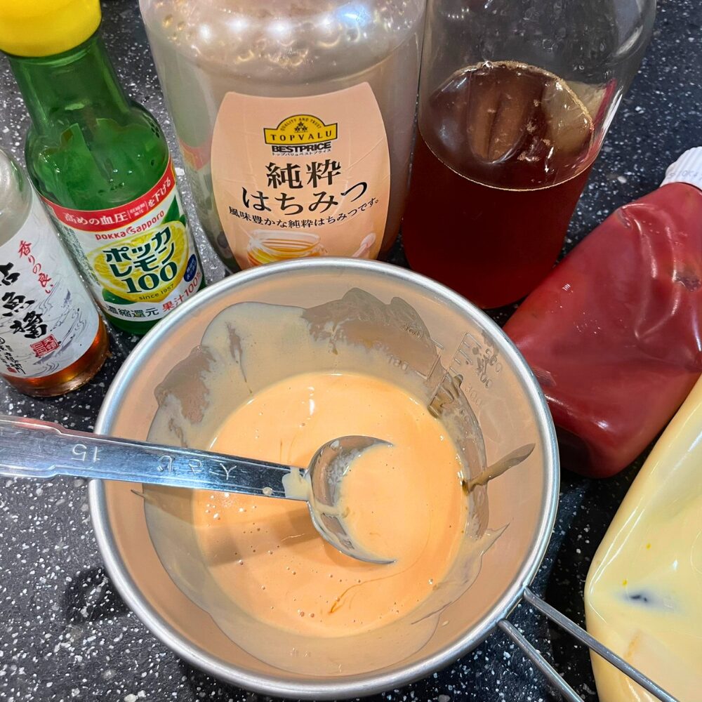 エビオイルとマヨネーズ、ケチャップ、レモン果汁、魚醤を混ぜて作る自家製エビマヨソース。はちみつを少し加えてコクとまろやかさを出す。家庭でも簡単に作れる万能ソース。